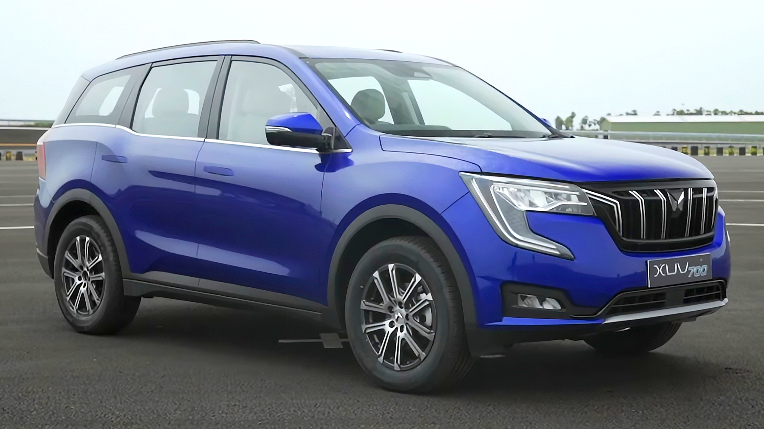 Rayyan Travels Mahindra XUV700 rent car Goa